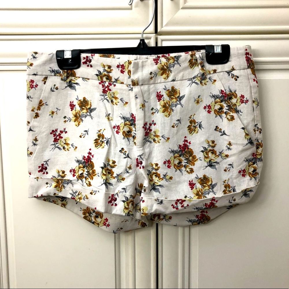 😎Seductions cream floral shorts
